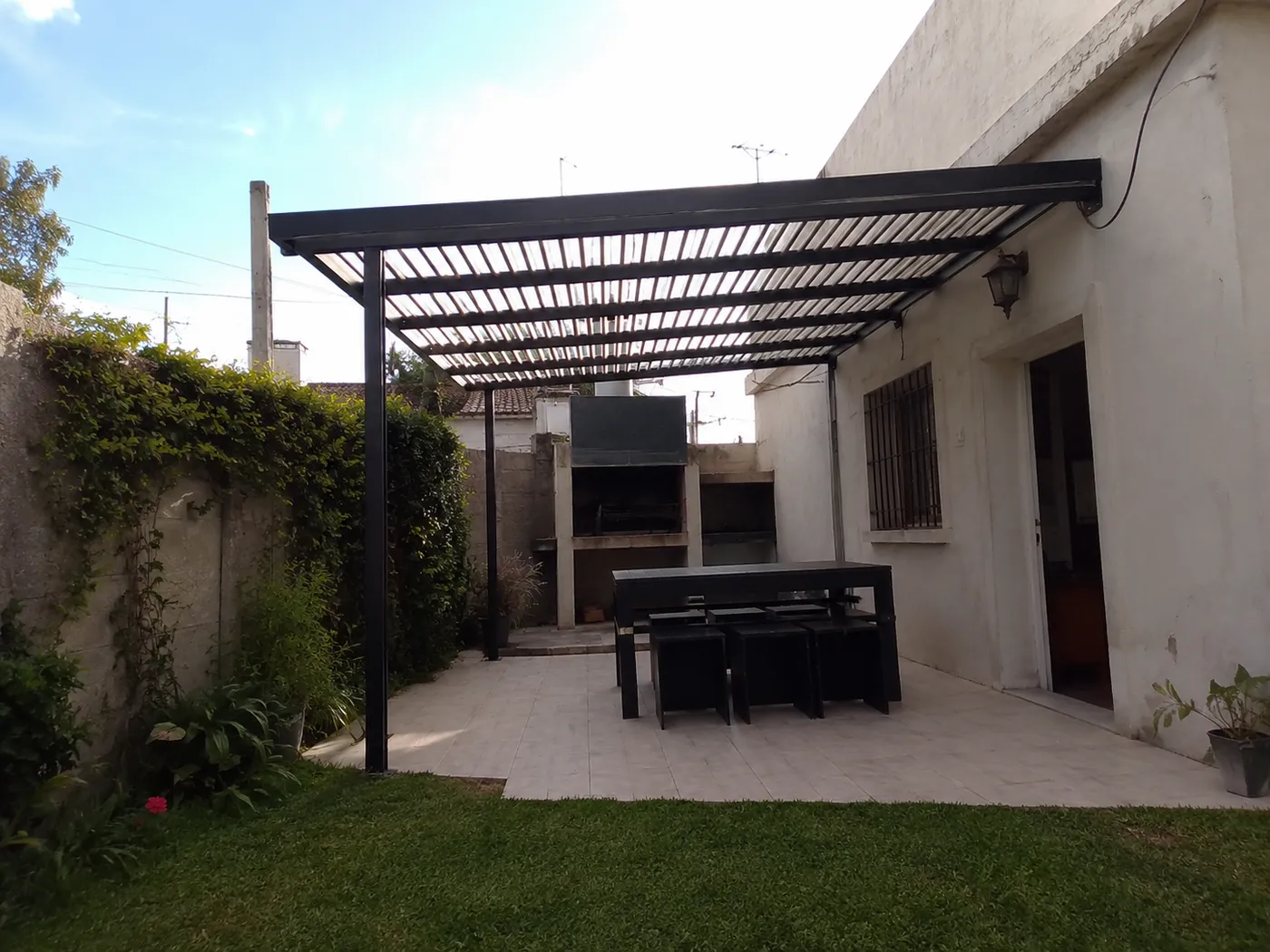 Pérgola metálica con policarbonato — trabajo de herrería de Hierro Fach